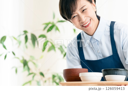 食事を提供する中高年女性 126059413