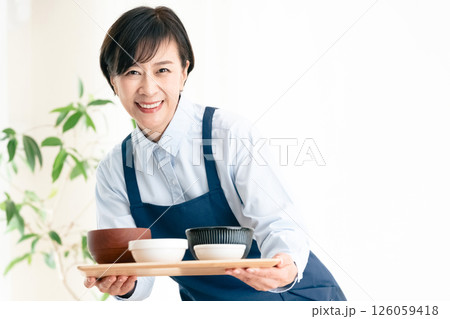 食事を提供する中高年女性 126059418
