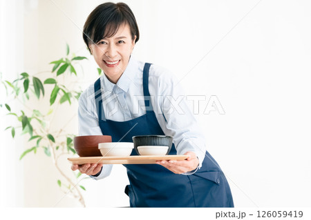 食事を提供する中高年女性 126059419