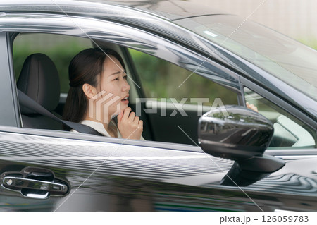 車に乗った若い女性 車に乗った若い女性 126059783