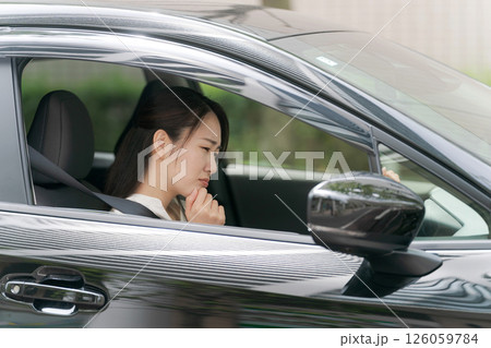 車に乗った若い女性 車に乗った若い女性 126059784