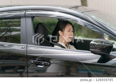 車に乗った若い女性 車に乗った若い女性 126059785