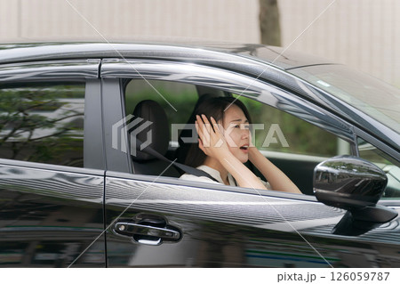 車に乗った若い女性 車に乗った若い女性 126059787