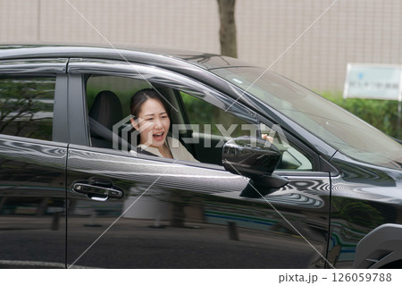 車に乗った若い女性 126059788