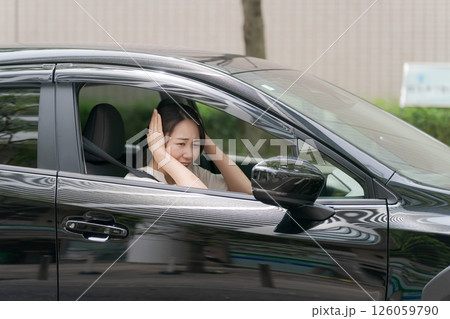 車に乗った若い女性 車に乗った若い女性 126059790