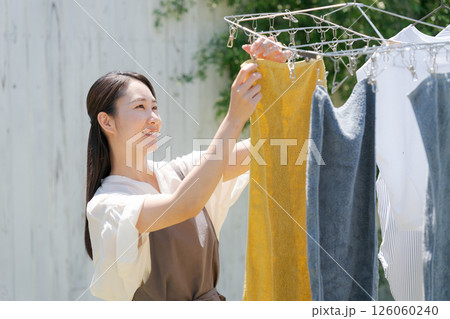 洗濯物を干す女性 洗濯物を干す女性 126060240