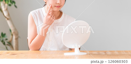 鏡を見る肌荒れ,ニキビに悩む小学生,中学生の女の子 126060303