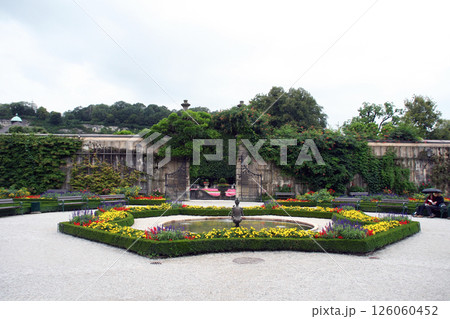 オーストリアのザルツブルクにある美しい庭園 オーストリアのザルツブルクにある美しい庭園 126060452