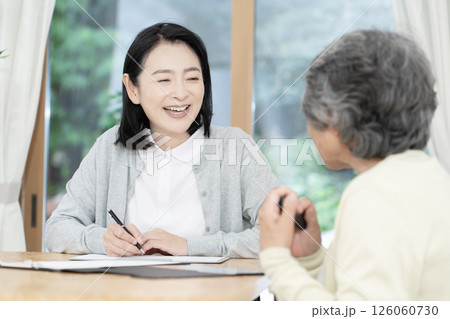 訪問調査するケアマネージャー 介護支援専門員 訪問調査するケアマネージャー 介護支援専門員 126060730