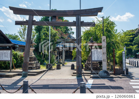 愛知県犬山市、歴代犬山城主を祀る犬山神社の正面入口。 愛知県犬山市、歴代犬山城主を祀る犬山神社の正面入口。 126060861