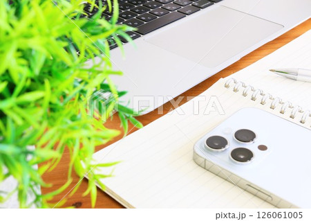パソコンとスマホとリングノート　ビジネスイメージ　デスクワーク 126061005