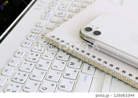 パソコンとスマホとリングノート　ビジネスイメージ　デスクワーク 126061044