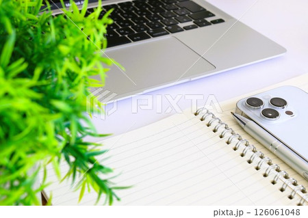 パソコンとスマホとリングノート　ビジネスイメージ　デスクワーク 126061048