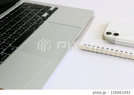 パソコンとスマホとリングノート ビジネスイメージ デスクワーク パソコンとスマホとリングノート ビジネスイメージ デスクワーク 126061091