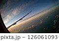 飛行機の窓から見える景色 126061093