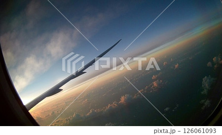 飛行機の窓から見える景色 126061093