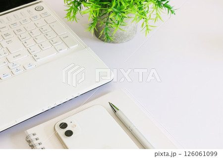 パソコンとスマホとリングノート　ビジネスイメージ　デスクワーク 126061099