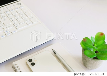 パソコンとスマホとリングノート　ビジネスイメージ　デスクワーク 126061101