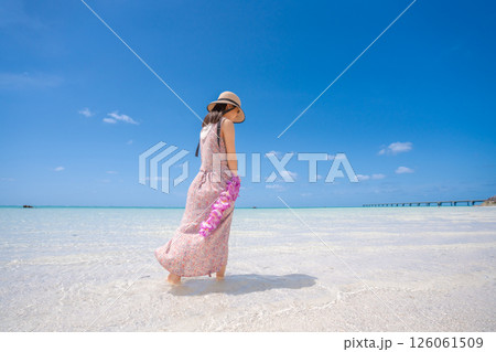 【南国リゾート】青い空とどこまでも続く砂紋のビーチ 【南国リゾート】青い空とどこまでも続く砂紋のビーチ 126061509