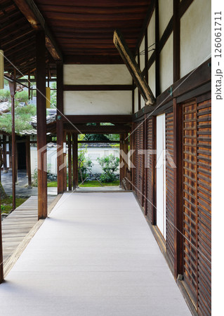 京都の禅宗寺院の客殿の風景 126061711