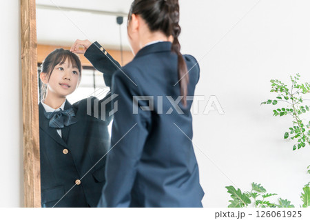 朝身支度をする小学生,中学生,高校生の制服姿の女の子 126061925