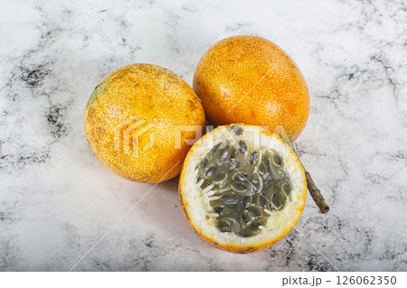 Yellow tropical passion fruit - Granadilla 126062350