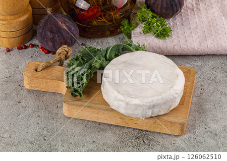 Gourmet round creamy Camembert cheese 126062510