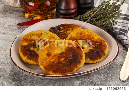 Georgian cuisine - Corn bread Mchadi 126062668