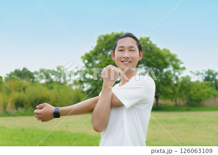 公園でストレッチをする若い男性 126063109