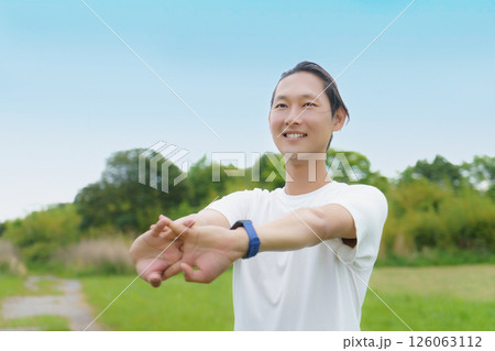 公園でストレッチをする若い男性 126063112