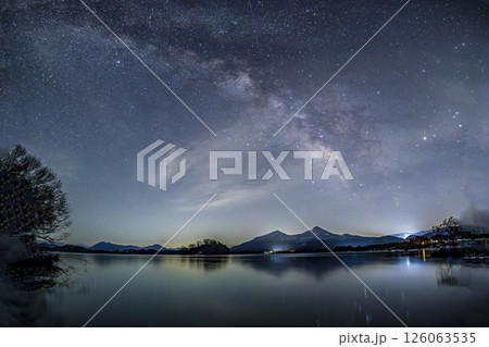 檜原湖の湖面に映る磐梯山と昇る天の川 檜原湖の湖面に映る磐梯山と昇る天の川 126063535