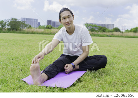 公園でストレッチをする若い男性 公園でストレッチをする若い男性 126063656