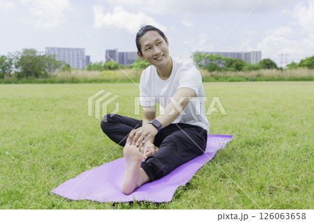 公園でストレッチをする若い男性 公園でストレッチをする若い男性 126063658