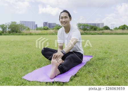 公園でストレッチをする若い男性 公園でストレッチをする若い男性 126063659