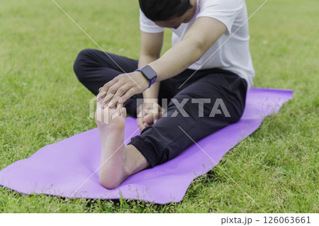 公園でストレッチをする若い男性 公園でストレッチをする若い男性 126063661