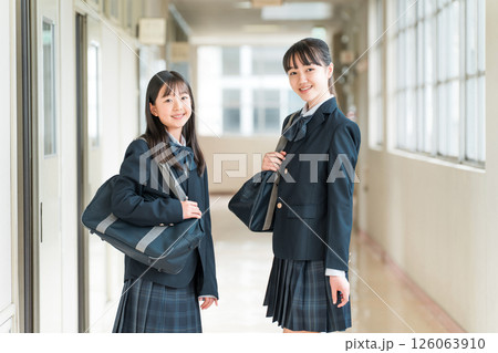 学校の廊下にいる制服姿の女子中学生,女子高生 学校の廊下にいる制服姿の女子中学生,女子高生 126063910