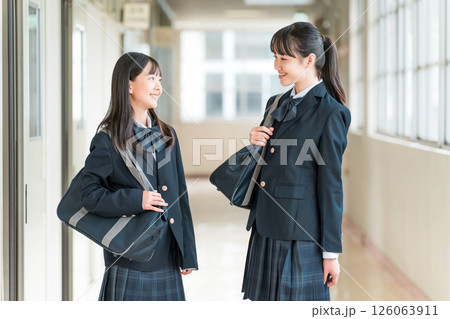学校の廊下にいる制服姿の女子中学生,女子高生 学校の廊下にいる制服姿の女子中学生,女子高生 126063911
