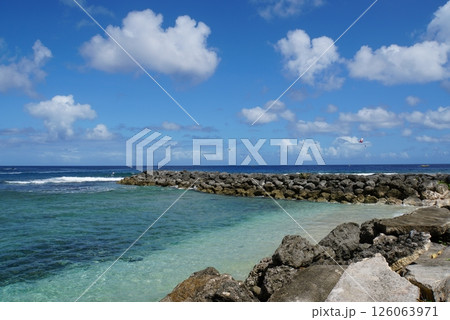 グアムのパセオ・デ・スサナ公園から見る青い海 126063971