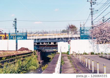 小川をまたぐ鉄道高架橋工事 東京都 東村山駅周辺 2025.04　a-4 ライトカラー 126064335