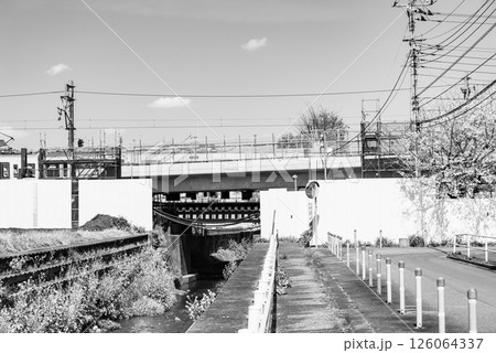 小川をまたぐ鉄道高架橋工事 東京都 東村山駅周辺 2025.04　a-6 モノクロ 126064337