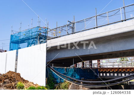 小川をまたぐ鉄道高架橋工事 東京都 東村山駅周辺 2025.04　b-1 126064338