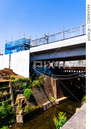 小川をまたぐ鉄道高架橋工事 東京都 東村山駅周辺 2025.04 c-2 高彩度コントラスト 小川をまたぐ鉄道高架橋工事 東京都 東村山駅周辺 2025.04 c-2 高彩度コントラスト 126064344