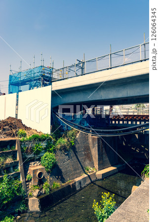 小川をまたぐ鉄道高架橋工事 東京都 東村山駅周辺 2025.04 c-3 暖色寒色強調 小川をまたぐ鉄道高架橋工事 東京都 東村山駅周辺 2025.04 c-3 暖色寒色強調 126064345