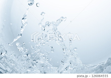 青の背景に波のように舞う水しぶき. 青の背景に波のように舞う水しぶき. 126064555