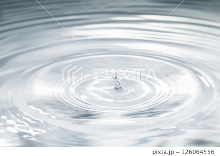 水面に落ちる水滴. 水面に落ちる水滴. 126064556