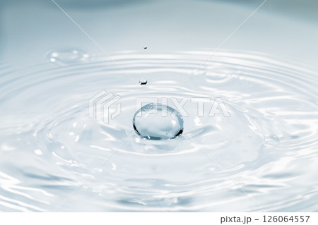 水面に落ちる水滴. 水面に落ちる水滴. 126064557
