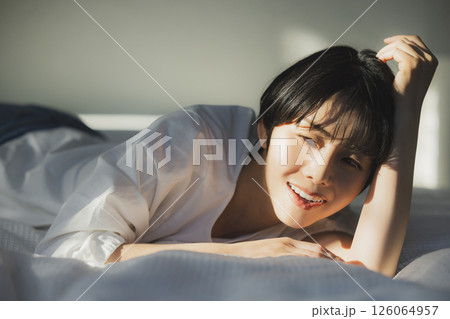 ベッドでくつろぐ女性　   126064957