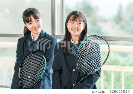 学校の教室で会話する中学生の女子生徒 学校の教室で会話する中学生の女子生徒 126065036