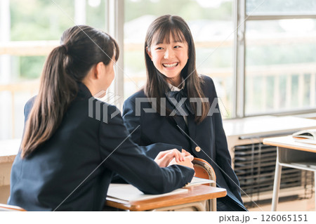 学校の教室で友達・クラスメイト・同級生と休み時間に話す小学生・中学生・高校生 学校の教室で友達・クラスメイト・同級生と休み時間に話す小学生・中学生・高校生 126065151