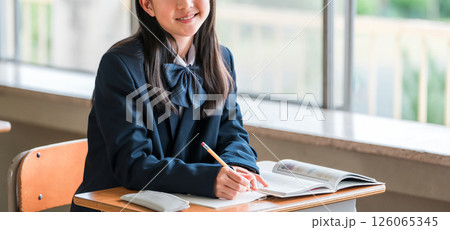 学校の教室・塾で真面目に授業で勉強する中学生・小学生(楽しい) 学校の教室・塾で真面目に授業で勉強する中学生・小学生(楽しい) 126065345